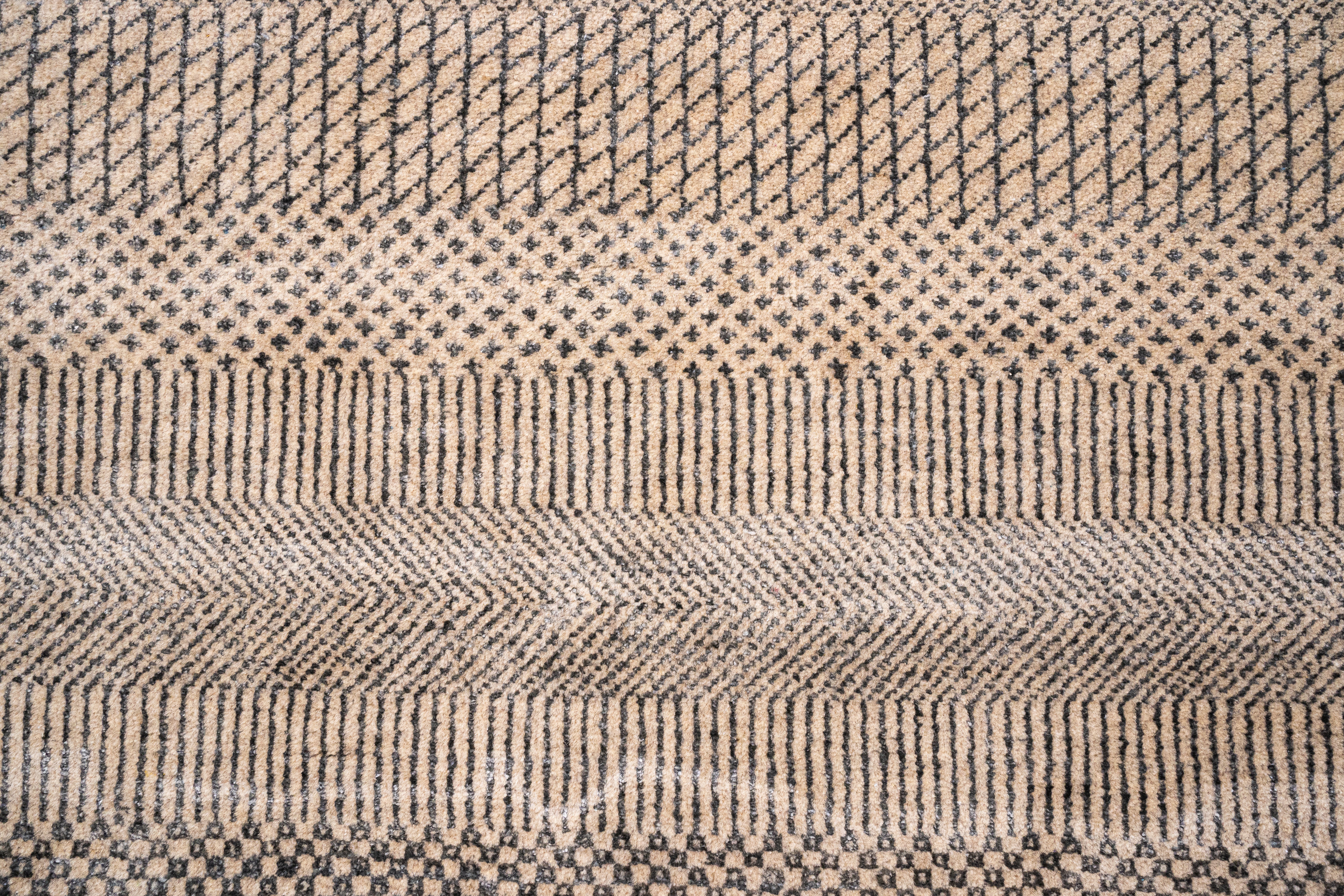 Handknotted Carpet, DIA - 112 MCN, Natural & Black